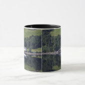 Een huis langs het water mok (Midden)