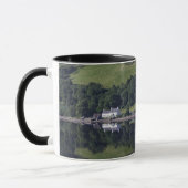 Een huis langs het water mok (Links)