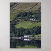 Een huis langs het water poster (Voorkant)