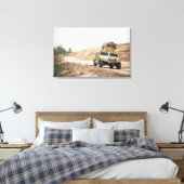 Een Humvee leidt veiligheid Canvas Afdruk (Insitu (Slaapkamer))