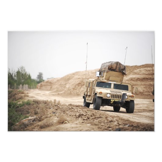 Een Humvee leidt veiligheid Foto Afdruk (Voorkant)