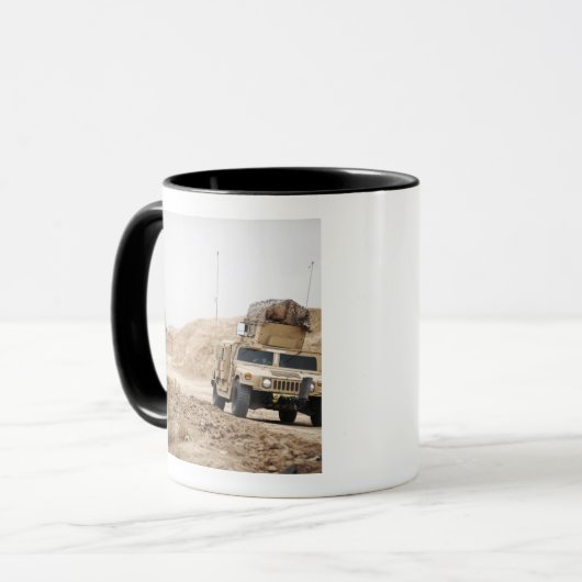 Een Humvee leidt veiligheid Mok (Voorkant links)