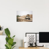 Een Humvee leidt veiligheid Poster (Thuiskantoor)