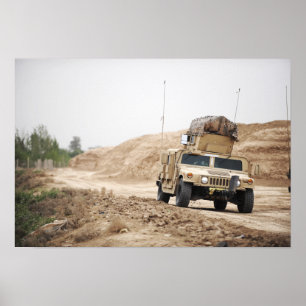 Een Humvee leidt veiligheid Poster