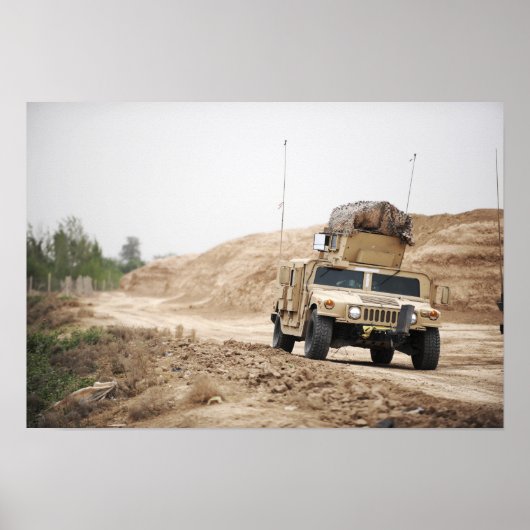 Een Humvee leidt veiligheid Poster (Voorkant)