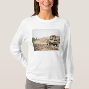Een Humvee leidt veiligheid T-shirt