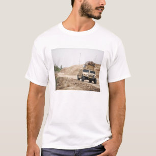 Een Humvee leidt veiligheid T-shirt