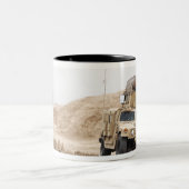 Een Humvee leidt veiligheid Tweekleurige Koffiemok (Center)