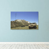 Een Humvee staat geparkeerd op de plaats van herov Canvas Afdruk (Insitu (Houten vloer))