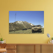Een Humvee staat geparkeerd op de plaats van herov Canvas Afdruk (Insitu (Woonkamer))