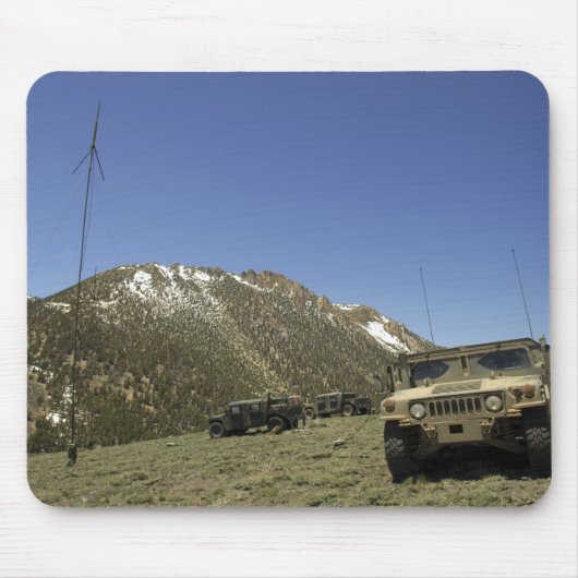 Een Humvee staat geparkeerd op de plaats van herov Muismat (Voorkant)