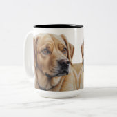 Een hyperrealistisch kleurenpotloodportret van een tweekleurige koffiemok (Voorkant links)