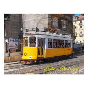 Een iconische, gele tram, Lissabon, Portugal Foto Afdruk