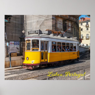 Een iconische, gele tram, Lissabon, Portugal Poster