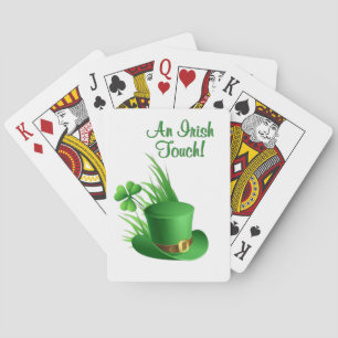Een Ierse aanraking Kabouterklaverhoed in gras Pokerkaarten