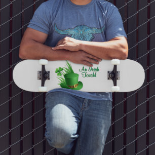 Een Ierse aanraking Leprechaun Kloofhoed in Gras Persoonlijk Skateboard