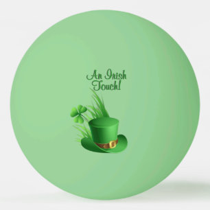 Een Ierse aanraking Leprechaun Kloofhoed in Gras Pingpongbal