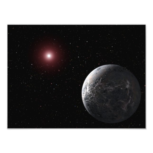 Een ijzige of rotsachtige planeet rond een schemer foto afdruk (Voorkant)