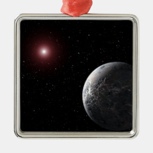 Een ijzige of rotsachtige planeet rond een schemer metalen ornament