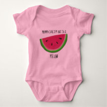 een in een meloen-baby kleding.