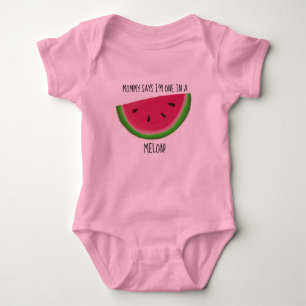 een in een meloen-baby kleding. romper