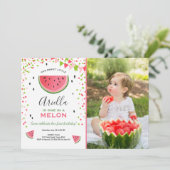 Een in een meloen op de dag van de uitnodiging Wat (Staand voorkant)