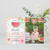 Een in een meloen op de dag van de uitnodiging Wat (Staand voorkant)