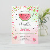 Een in een meloen op de dag van de uitnodiging Wat (Staand voorkant)