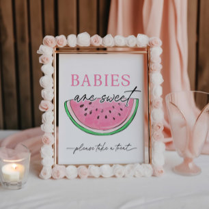 Een in een meloen teken watermeloen baby's zijn zo reclamebord met voetstuk