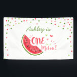 Een in een meloen verjaardagsbanner Watermelon Mei Spandoek<br><div class="desc">♥ Een perfecte aanvulling op het verjaardagsfeestje van je kleintje! Een in een meloen feestthema.</div>