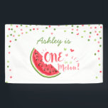 Een in een meloen verjaardagsbanner Watermelon Mei Spandoek<br><div class="desc">♥ Een perfecte aanvulling op het verjaardagsfeestje van je kleintje! Een in een meloen feestthema.</div>