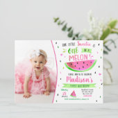 Eén in een Melon Birthday-uitnodiging Kaart (Staand voorkant)