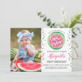 Eén in een Melon Confetti Foto 1st Birthday Party Kaart (Staand voorkant)