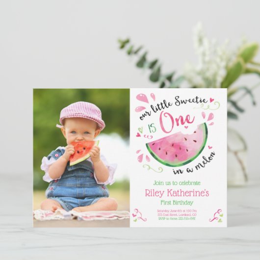 Eén in een Melon Pink 1st Birthday Fotouitnodiging Kaart (Staand voorkant)