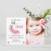 Eén in een Melon Pink Girl First Birthday Uitnodig Kaart (Staand voorkant)