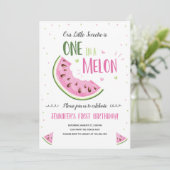 Eén in een Melon Pink Girl First Birthday Uitnodig Kaart (Staand voorkant)