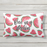 Eén in een Melon Quote Watermelon Waterverf Patter Buitenkussen<br><div class="desc">Dit schattige en moderne fruitige voedselpatroon is perfect voor het zomerseizoen. Het bevat een zwarte penseeltypografie, "Een in een meloen", bovenop een artsy, met de hand getekend en met de hand gepatenteerd rood, zwart, wit en groen waterverf watermeloen patroon. Het is leuk, speels en uniek! ***BELANGRIJKE NOTA VAN HET ONTWERP:...</div>