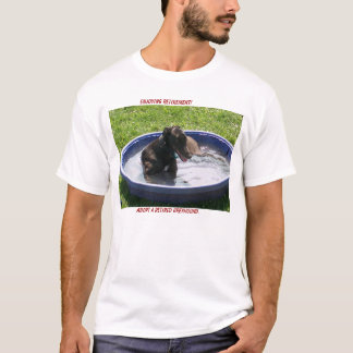 Een in ruste grijnshond aannemen t-shirt