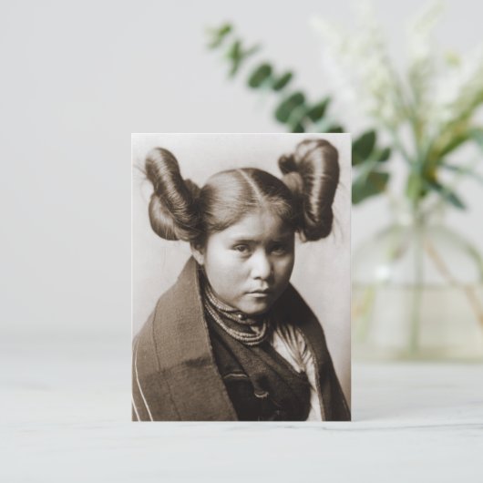 Een Indiaas Tewa-meisje met fancy haarstijl Briefkaart (Staand voorkant)
