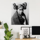 Een Indiaas Tewa-meisje met fancy haarstijl Poster (Thuiskantoor)