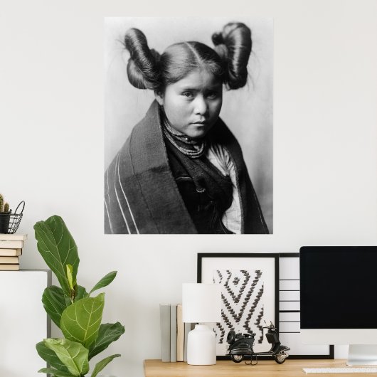 Een Indiaas Tewa-meisje met fancy haarstijl Poster (Thuiskantoor)