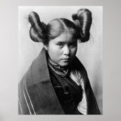 Een Indiaas Tewa-meisje met fancy haarstijl Poster (Voorkant)