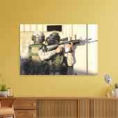 Een infanterieverkenner richt zijn wapen op canvas afdruk (Insitu (Woonkamer))