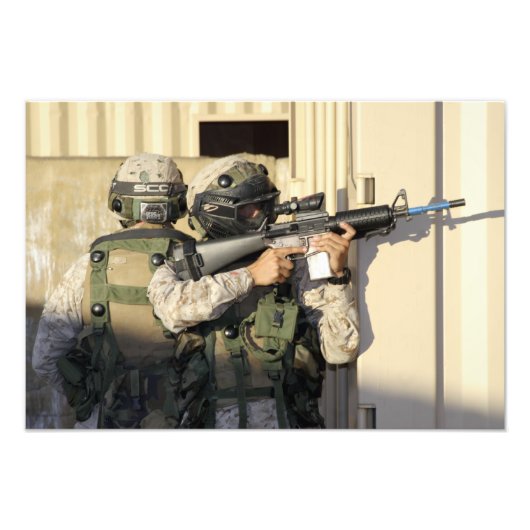 Een infanterieverkenner richt zijn wapen op foto afdruk (Voorkant)