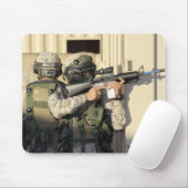 Een infanterieverkenner richt zijn wapen op muismat (Met muis)