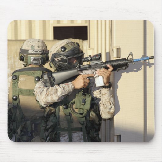 Een infanterieverkenner richt zijn wapen op muismat (Voorkant)