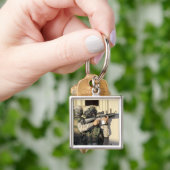 Een infanterieverkenner richt zijn wapen op sleutelhanger (Hand)