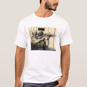 Een infanterieverkenner richt zijn wapen op t-shirt