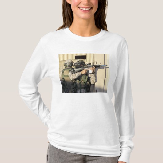 Een infanterieverkenner richt zijn wapen op t-shirt (Voorkant)