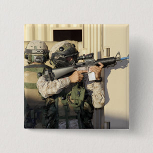 Een infanterieverkenner richt zijn wapen op vierkante button 5,1 cm